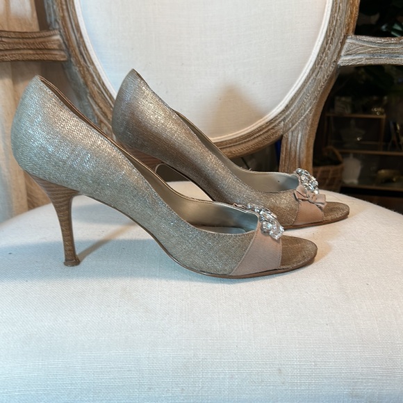 BEVERLY FELDMAN Tan Metallic Embellished Rhinestone Peep Toe Pumps Size 9.5 - Picture 9 of 12